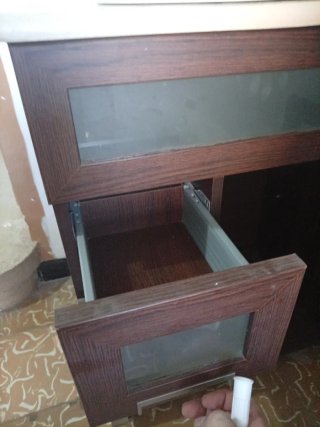 Mueble de baño con lavabo y grifo
