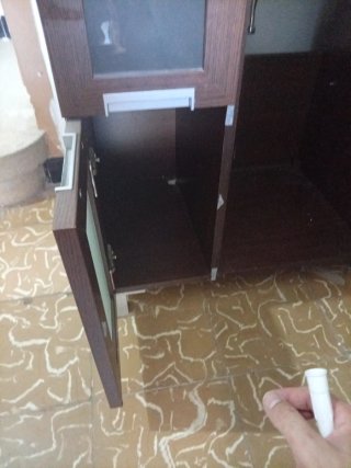 Mueble de baño con lavabo y grifo