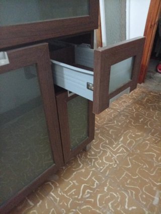 Mueble de baño con lavabo y grifo