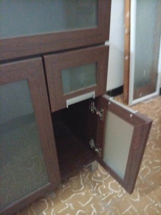 Mueble de baño con lavabo y grifo
