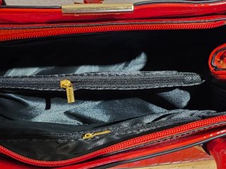 Bolso rojo efecto cocodrilo con charm negociable