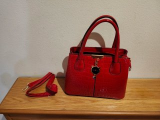 Bolso rojo efecto cocodrilo con charm negociable