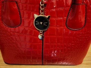 Bolso rojo efecto cocodrilo con charm negociable