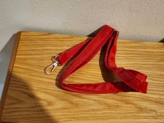 Bolso rojo efecto cocodrilo con charm negociable