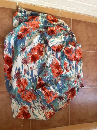 Camiseta Hawaiana Flores y Palmeras