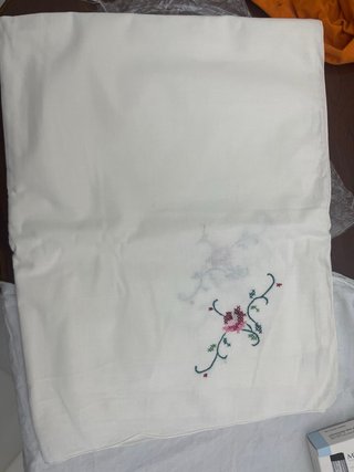 Mantel rectangular, con bordado floral