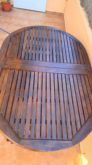 Mesa de jardín de madera restaurada