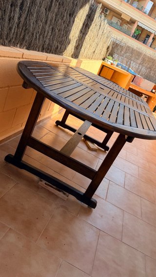 Mesa de jardín de madera restaurada