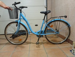 Bicicleta azul con cesta