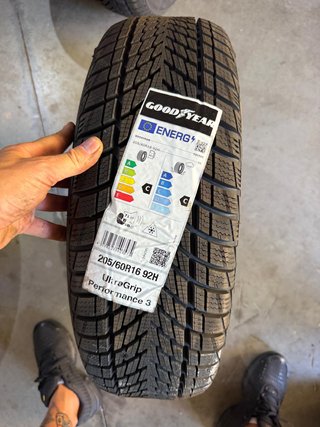 Goodyear UltraGrip Performance 3 205/60R16 92H