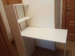 Escritorio con estantería,algo negociable