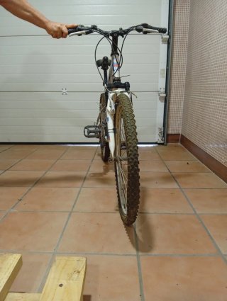 Bicicleta de montaña plateada