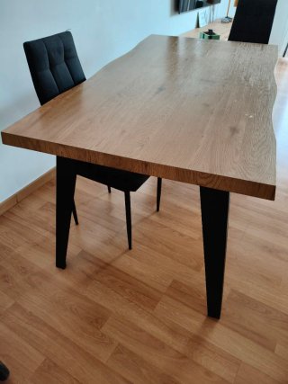 Mesa de comedor de madera y metal