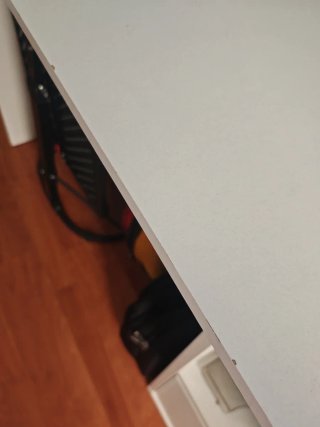 Mesa de estudio blanca.