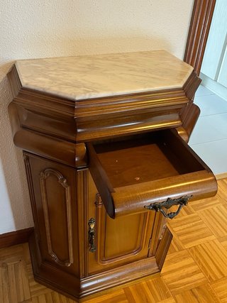 Mueble de madera con tapa de mármol