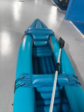 Kayak hinchable azul con remo