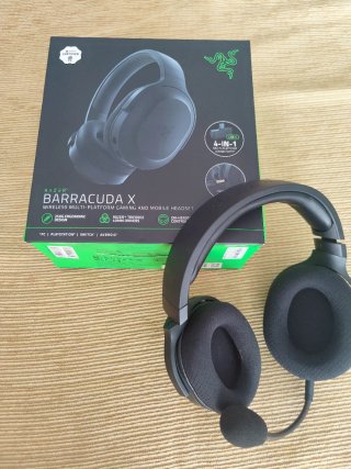 Alfombrilla, teclado y auriculares