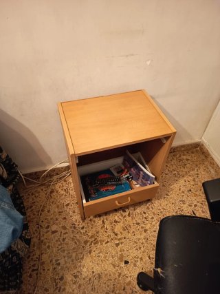 Mesita de noche de madera