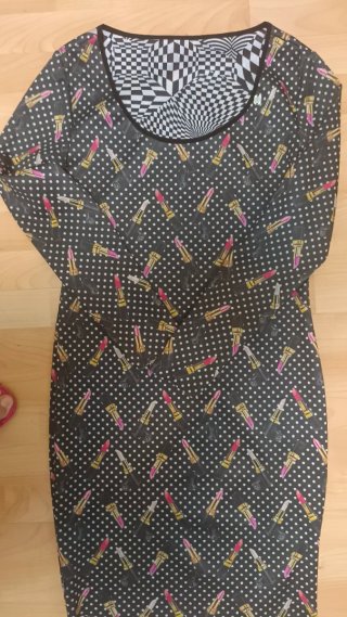 Vestido manga larga estampado pintalabios
