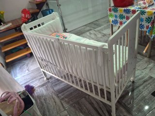 Cuna de bebé blanca