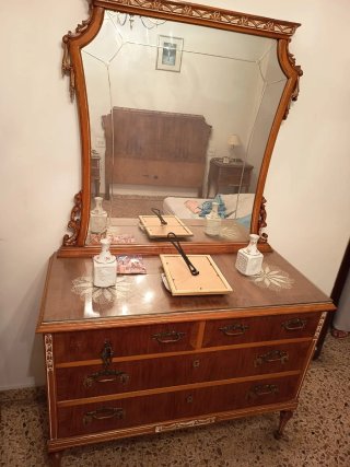 Aparador de madera y cristal