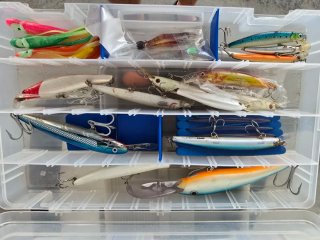 Lote señuelos pesca y caja