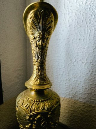 Mesa auxiliar y jarrón de bronce