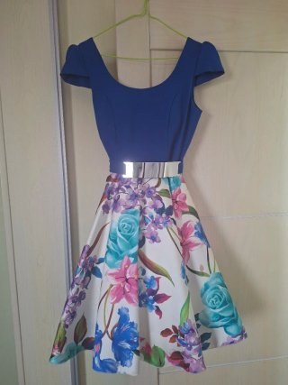 Vestido fiesta azul con estampado floral
