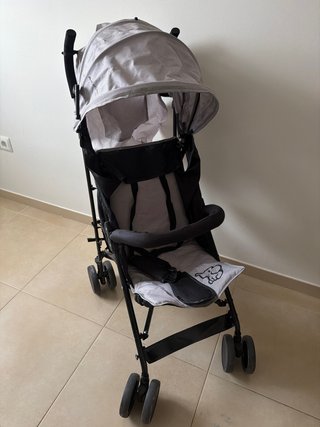 Carrito de bebé gris y negro