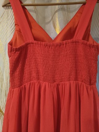 Vestido largo fiesta precioso color coral intenso.