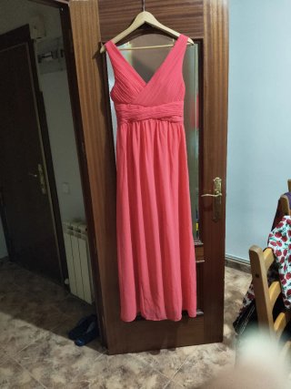 Vestido largo fiesta precioso color coral intenso.