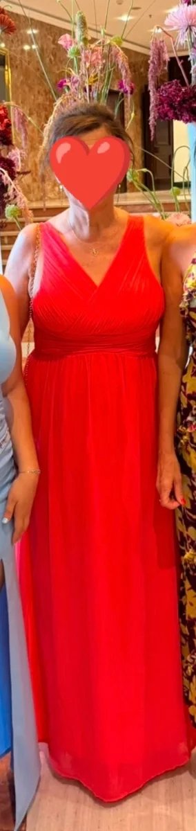 Vestido largo fiesta precioso color coral intenso.