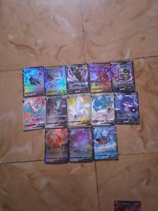 Cartas Pokémon V  y Entrenador.en total son 48