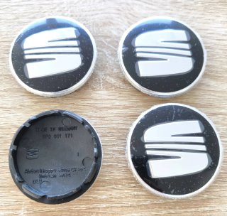 TAPABUJES SEAT 56mm NEGROS CON EMBLEMA PLATA
