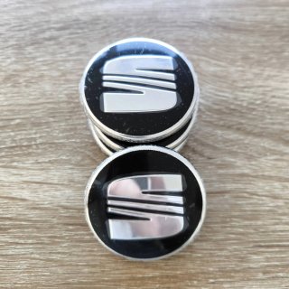 TAPABUJES SEAT 56mm NEGROS CON EMBLEMA PLATA
