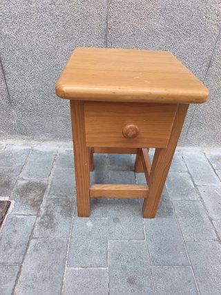 Mesita de noche de madera de pino