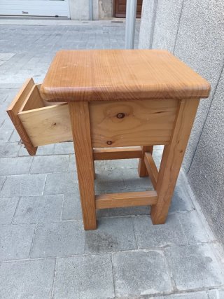 Mesita de noche de madera de pino