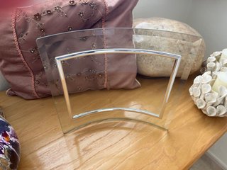 Portafotos de cristal curvo con marco plateado
