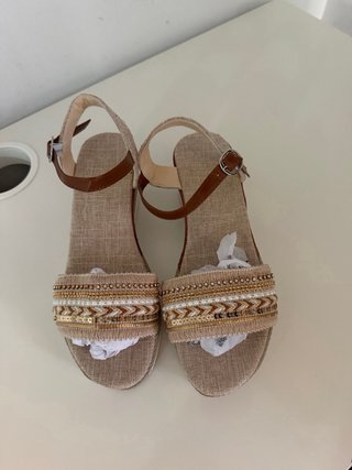 Sandalias Beige y Doradas
