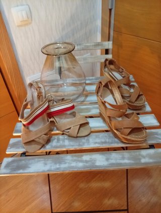 Sandalias cuña marrón con detalle rojo