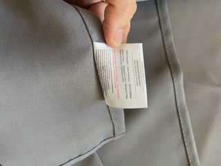 Cortina gris opaca con ojales