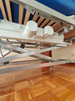 Cama articulada con colchón antiescaras