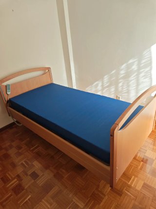 Cama articulada con colchón antiescaras