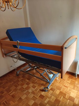 Cama articulada con colchón antiescaras