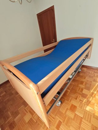 Cama articulada con colchón antiescaras