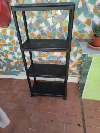 Estantería de plástico negra
