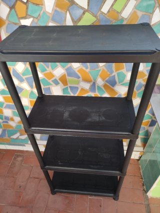 Estantería de plástico negra