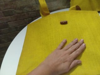 Bolsas de tela amarillas y gorra playera