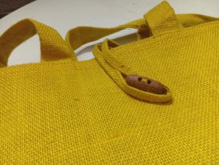 Bolsas de tela amarillas y gorra playera
