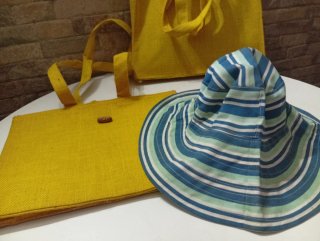 Bolsas de tela amarillas y gorra playera